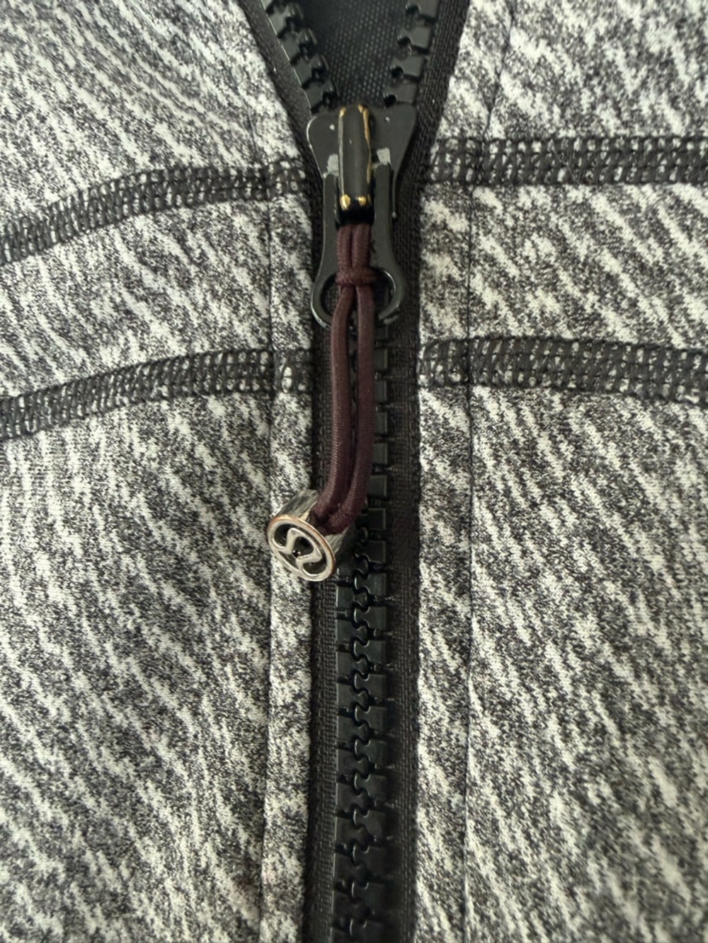 Lululemon 🍋 Black and Heather Gray Patterned Zip-Up Jacket - Picture 2 of 3